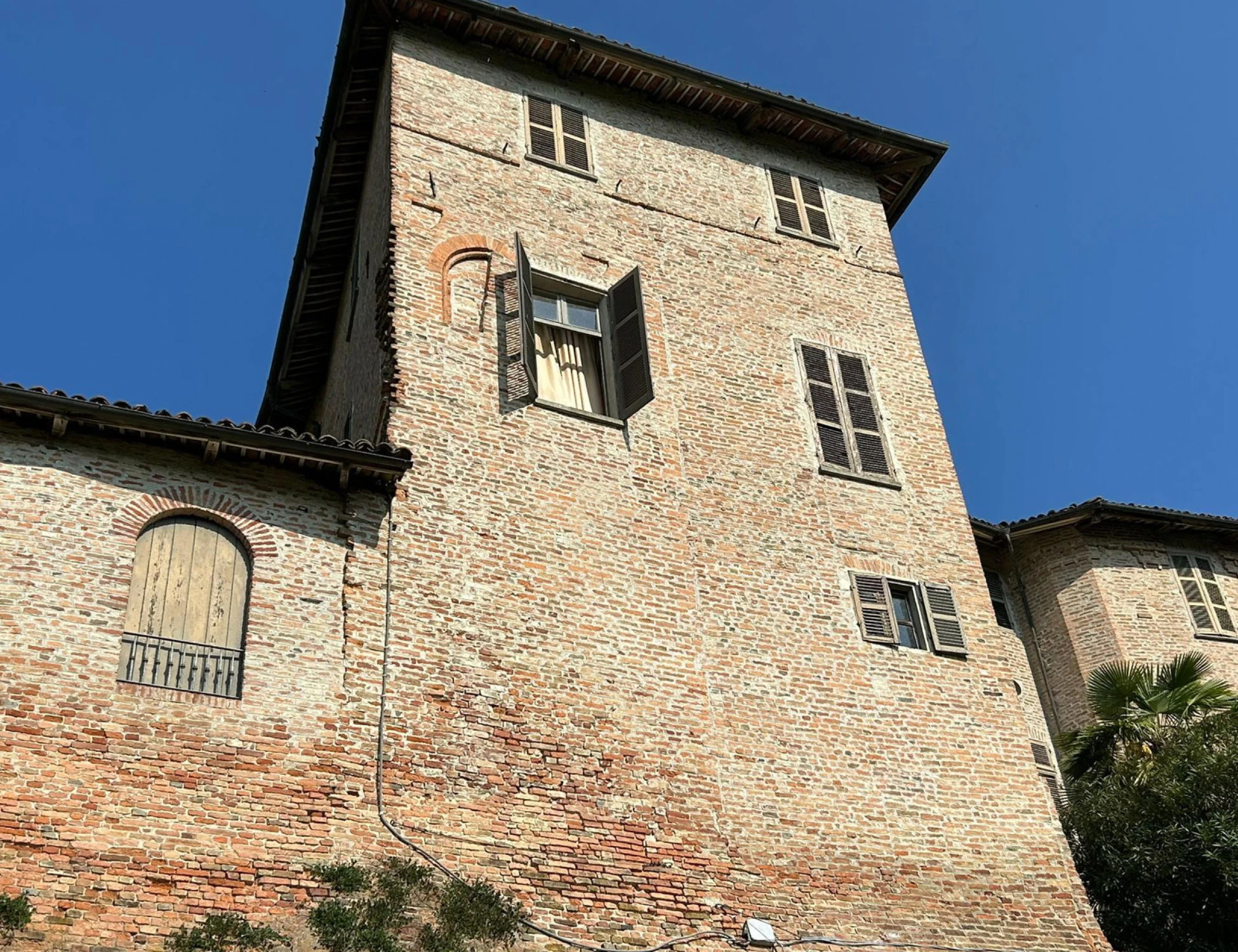 Cossombrato, uccide l'ex moglie e il nuovo compagno e si butta dal castello: "Mi hai rovinato la vita, ma ora..."