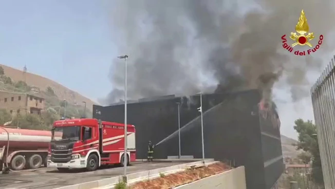Incendio in attivitÃ  commerciale nel Palermitano, le operazioni di spegnimento