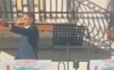 Campana, il candidato sindaco si presenta sul palco vestito da Pinocchio