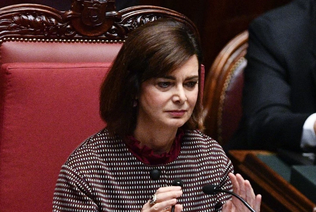 Laura Boldrini, l'arringa contro la violenza degli uomini. Ma scorda gli immigrati