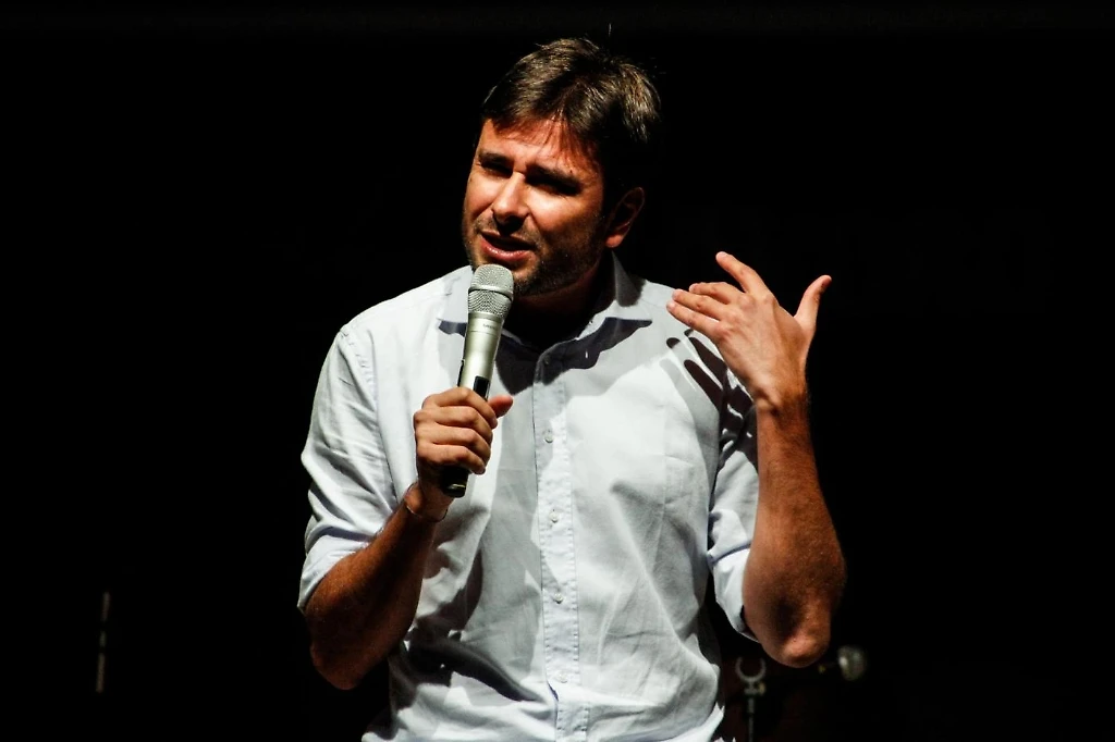 Alessandro Di Battista tiene un comizio nella sua fabbrica: furia grillina. Lui: "Non è la mia"