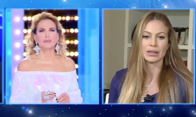 Live-Non è la d'Urso, Taylor Mega silurata per una foto con il dito medio alla polizia: "Mai più in Mediaset"