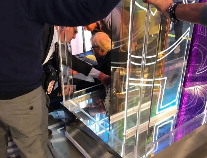 La vita in diretta, Vittorio Sgarbi crolla a terra dietro le quinte davanti a Tiberio Timperi