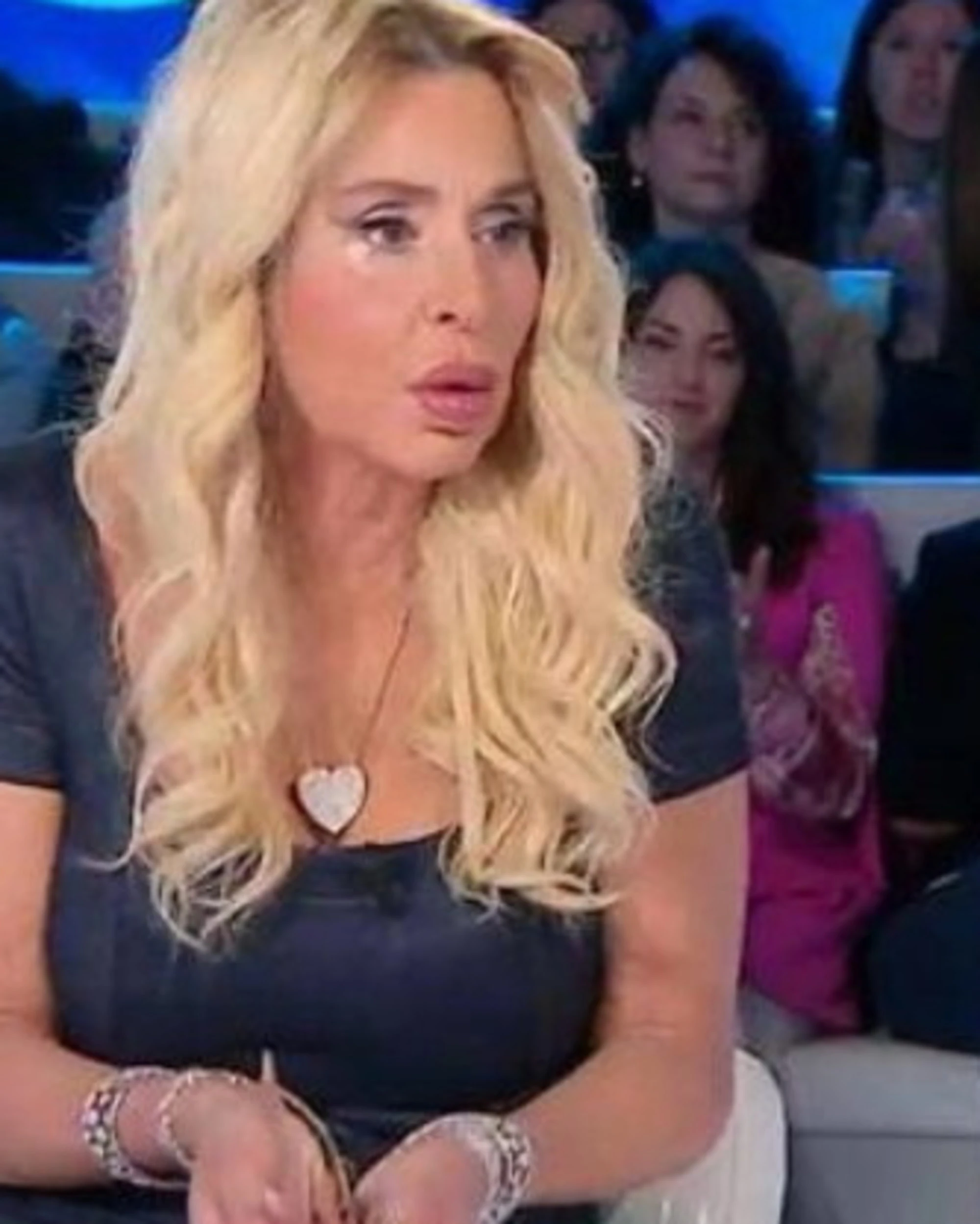 Domenica In, Gianna Orrù vede la figlia Valeria Marini e sbotta: "Non si fa"