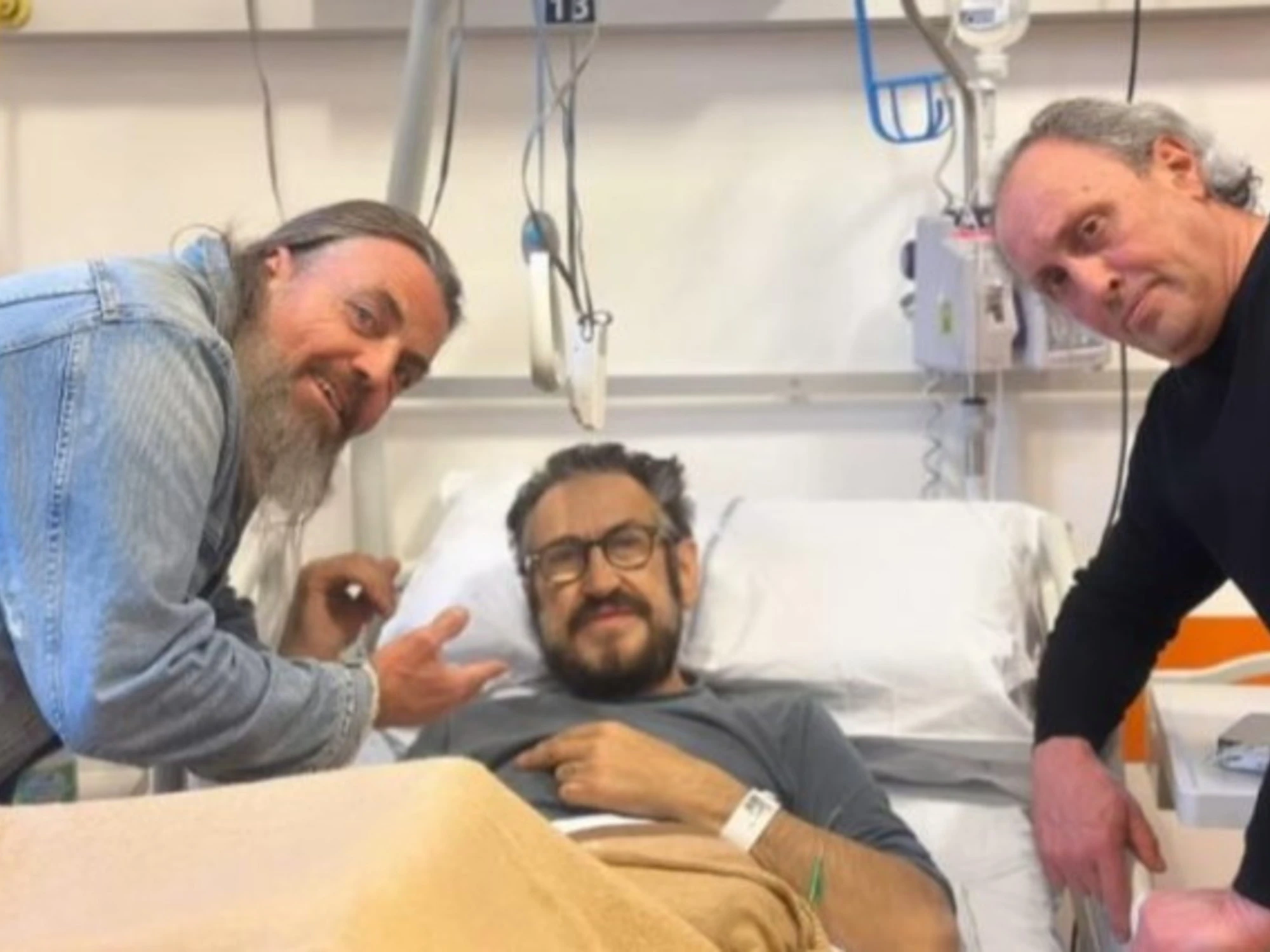 Marco Giallini, la rottura del femore per colpa di un cane: la foto dall'sopedale