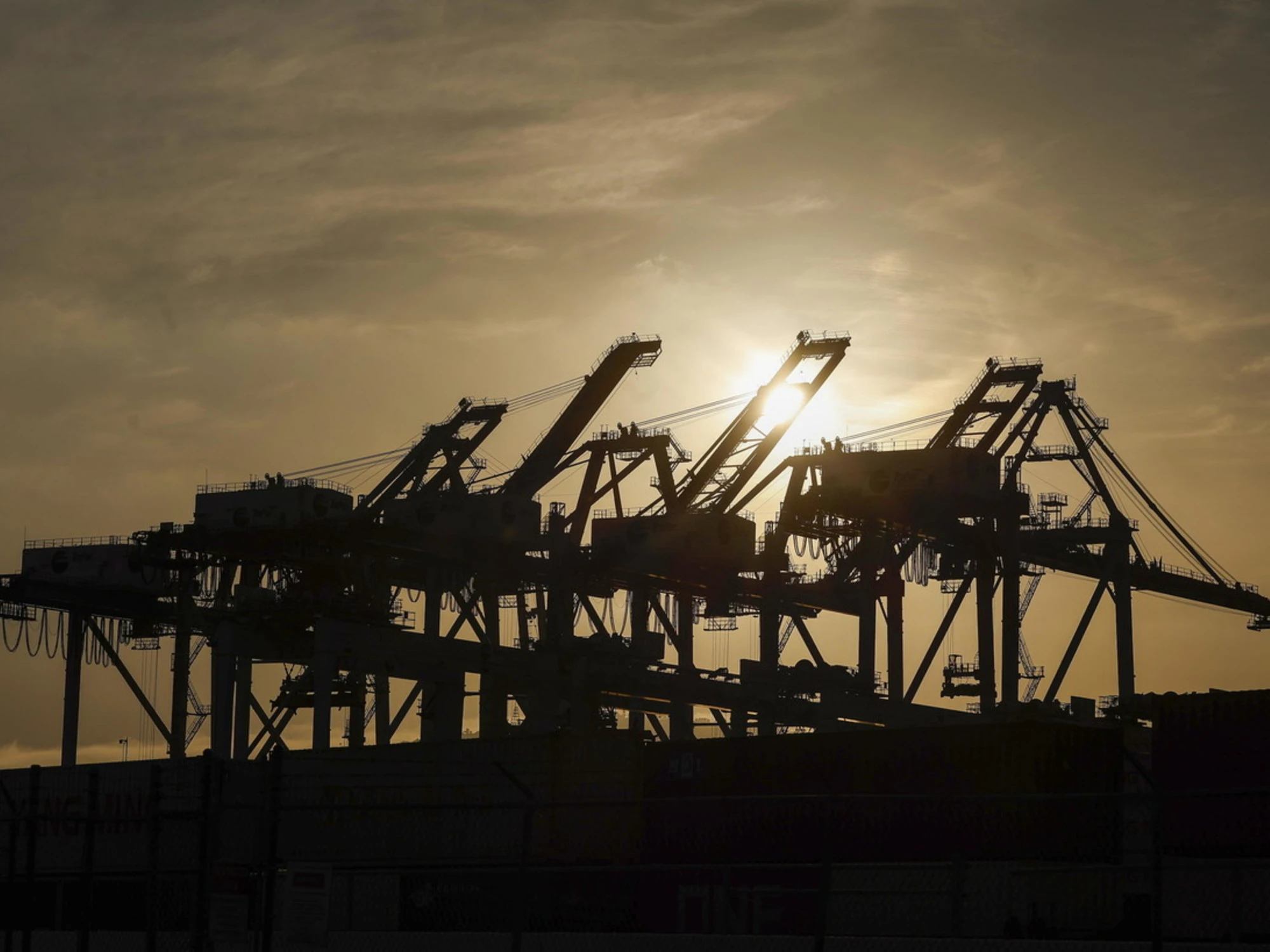 Iran, missili sui dissalatori: Teheran può crollare per sete, il nuovo piano d'attacco Idf