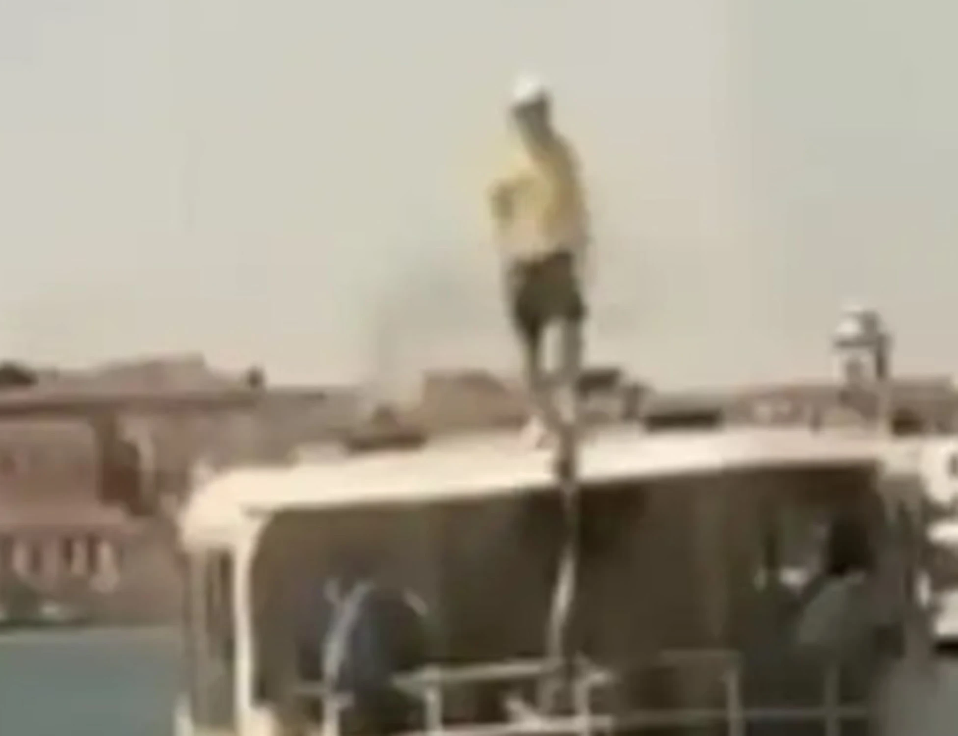 Venezia, il turista cafone sale sul tetto del vaporetto: finisce malissimo