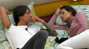 Grande Fratello Vip, Dayane Mello: "Lo hai fatto con più uomini contemporaneamente?". Disastro in regia, cosa mandano in onda