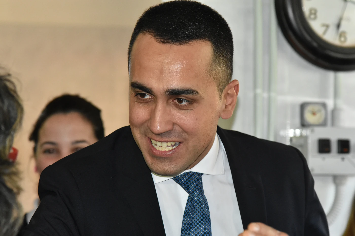 Luigi Di Maio-M5s, altro regalo ai fannulloni: a chi pagano le bollette elettriche coi soldi dei contribuenti