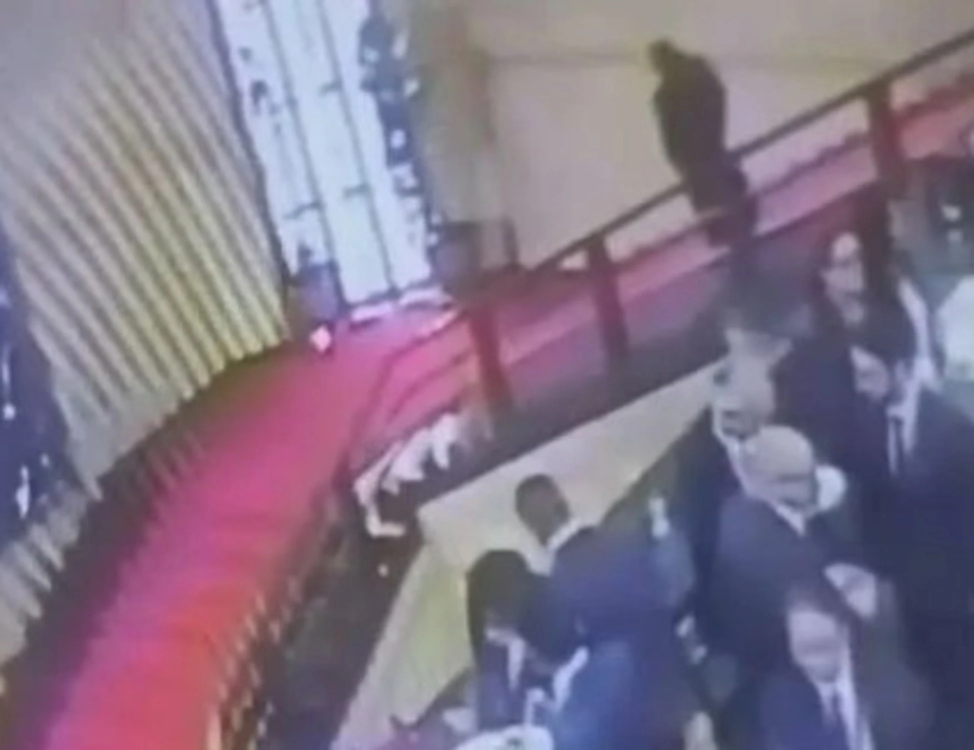 La Todde: "Segnale inquietante". L'assessore sfascia la vetrata di Sironi? Video da vietare