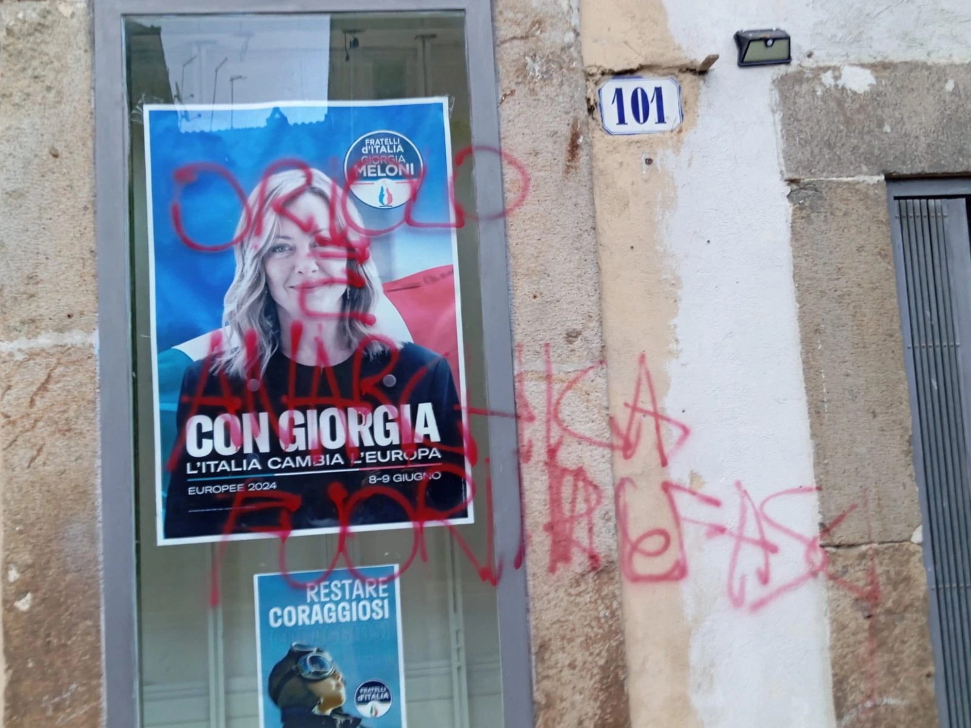 Oriolo Romano, vetri spaccati e scritte ingiuriose: assalto a FdI