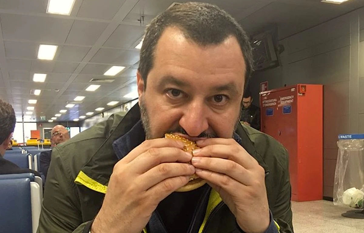 Matteo Salvini, la dottoressa che gli augura la morte: "Idiota, spero ti si otturino le arterie"