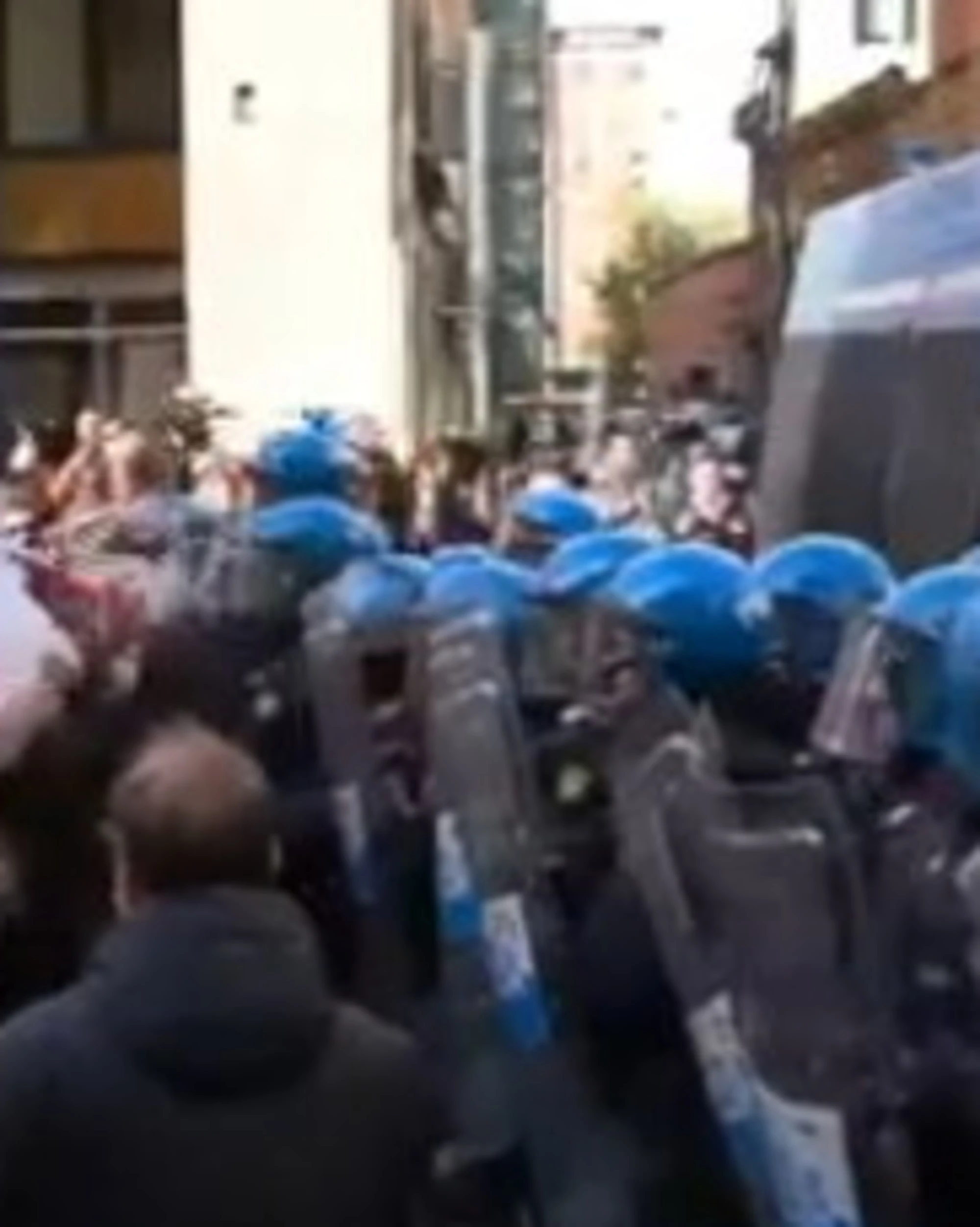 Bologna, scontri in piazza: chi c'è dietro, sinistra in imbarazzo