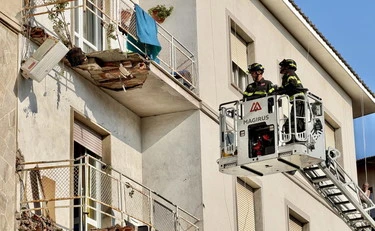 Crolla il balcone mentre stende i panni: Livorno sotto choc