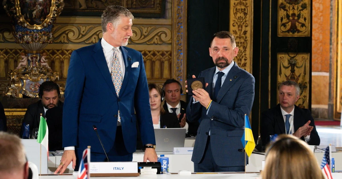 G7 Cultura, Ministro Giuli dona medaglia a Ministro Ucraina