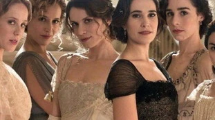 Rai, l'apoteosi del politicamente corretto: l'amore lesbo all'ora del tè con "Sei sorelle" 