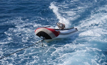 Lascia il gommone in rada all'Isola d'Elba: quando torna fa un'amara scoperta