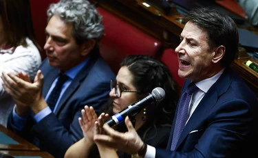 "Meloni ci isola in Europa": Conte la spara grossa, subito smentito con una foto