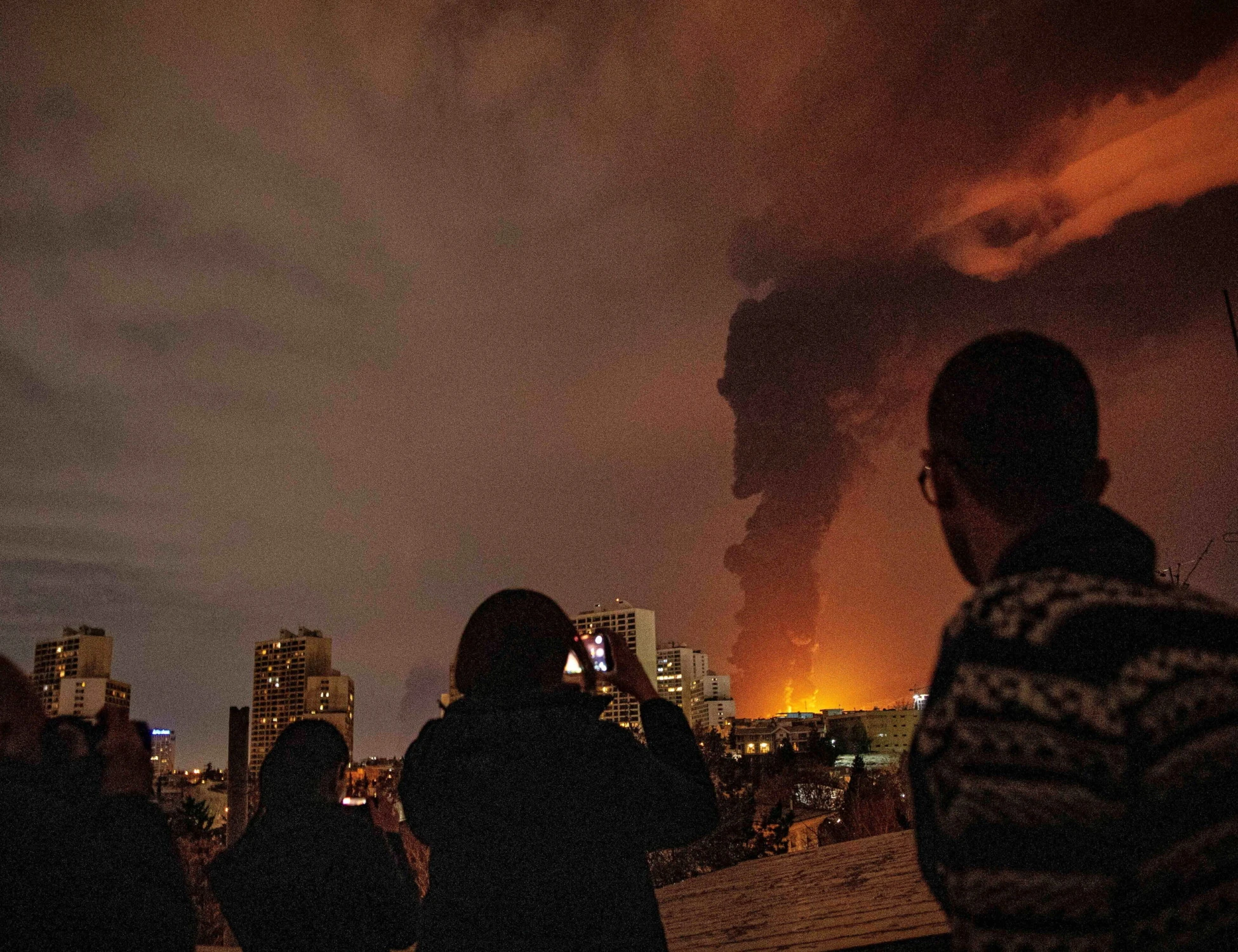 Iran: "Effetti sul mondo intero". I missili causano un incendio nel maggior complesso per il gas del Qatar