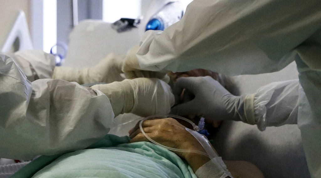 Veneto, da 22 a 100 morti Covid in un giorno: "Non siamo ancora al picco nazionale", la previsione per Natale