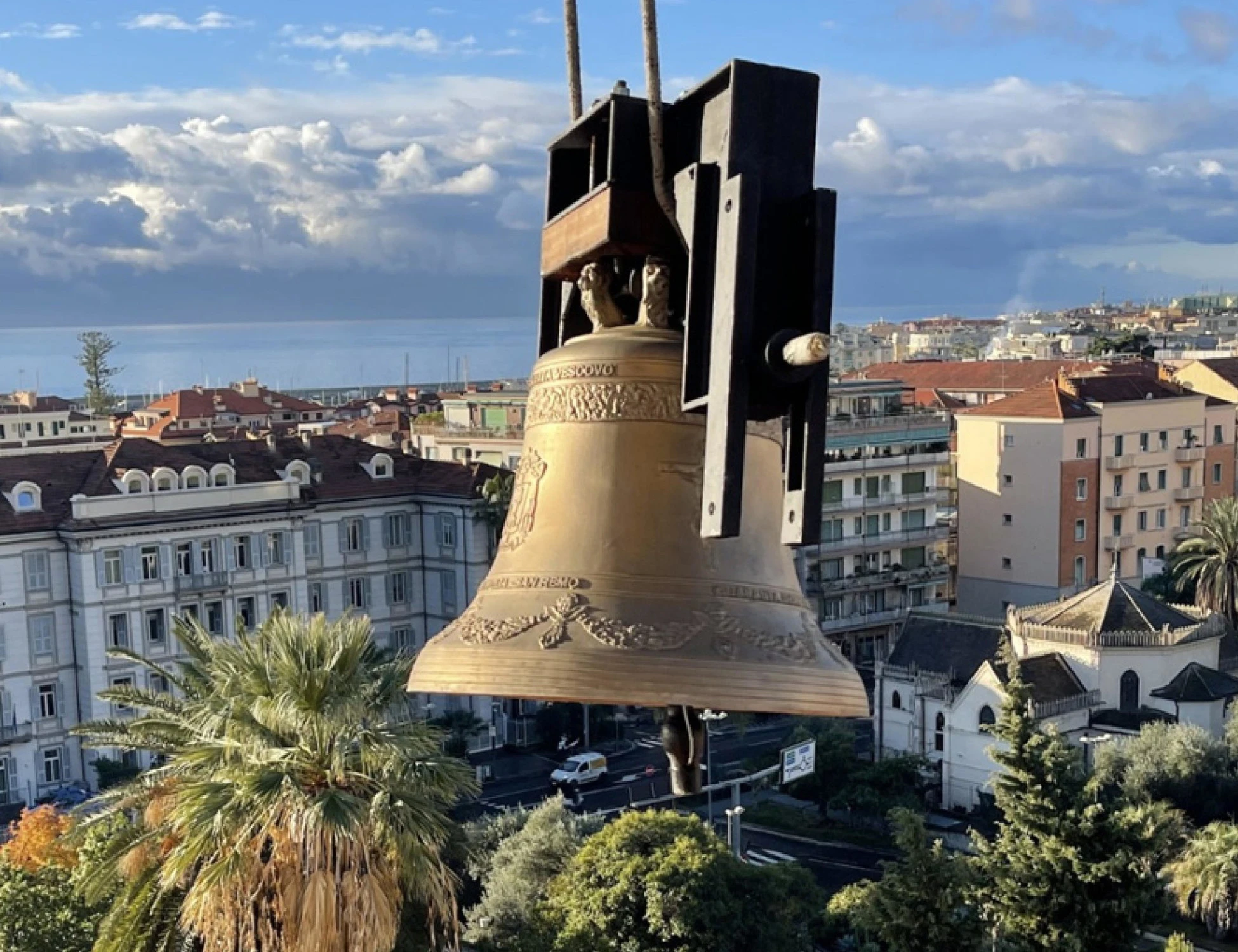 Liguria, lasciate in pace il vescovo che suona la campana per i bimbi non nati