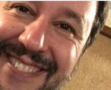 Matteo Salvini esulta con una bottiglia di vino per le dimissioni di Matteo Renzi: "Grazie, Italia"