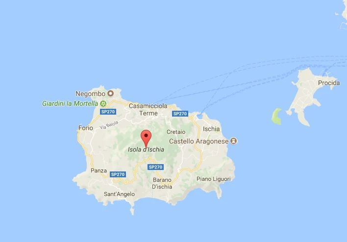 Terremoto a Ischia, panico totale e black out. La gente scende in strada