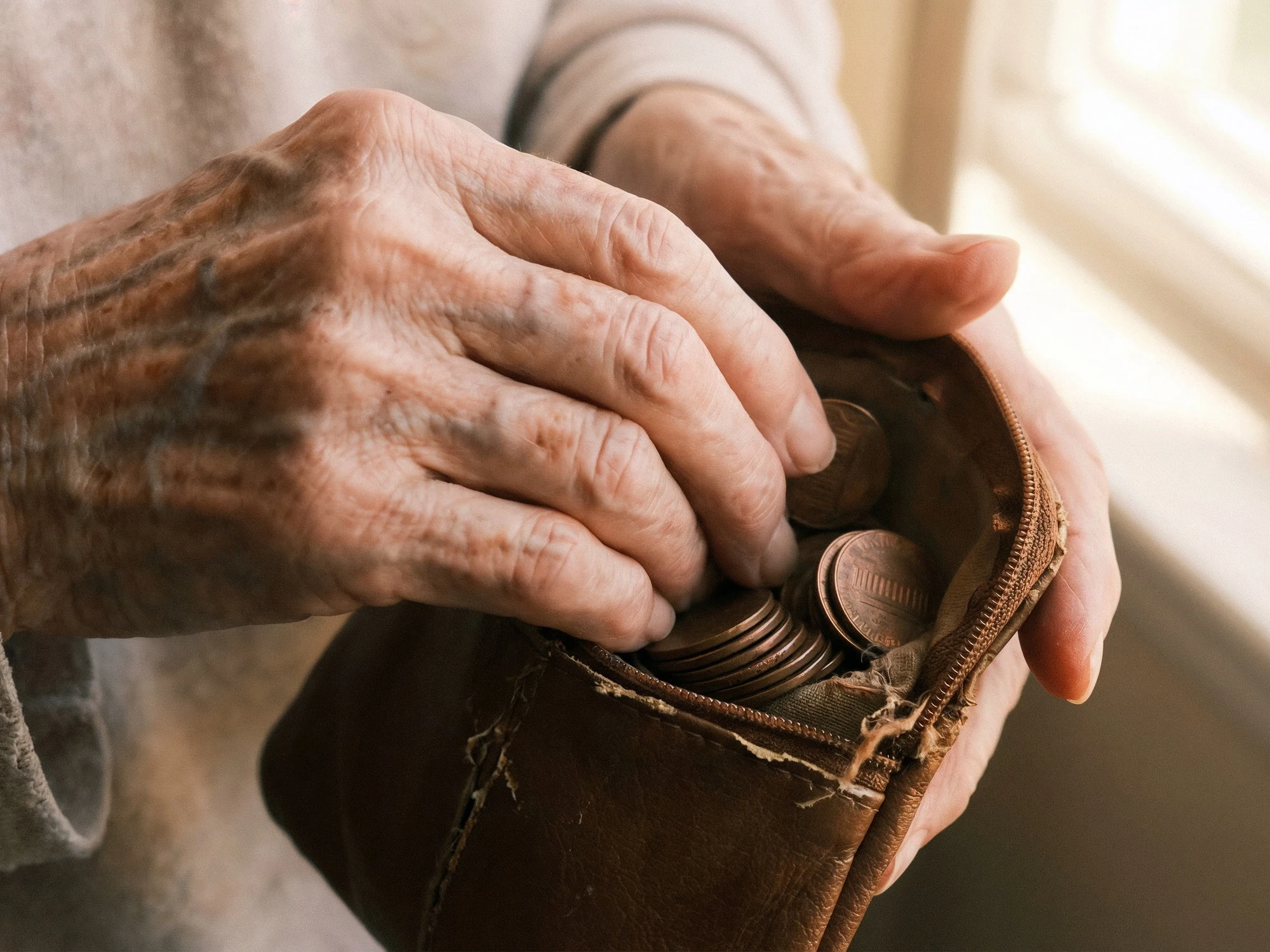 Pensioni, la stangata d'agosto: ecco a chi viene tagliato il 5% dell'assegno