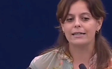 Fdi annienta Ilaria Salis: "Gli scafisti offrono un servizio? Chiedi scusa"