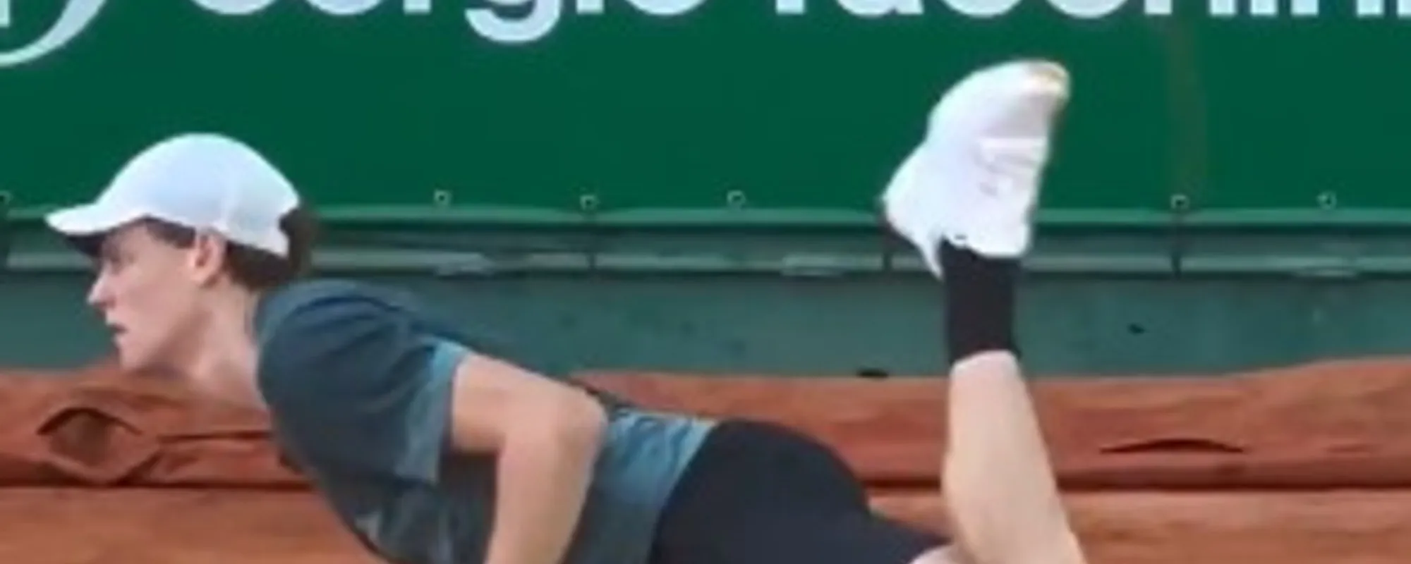 Sinner show a Montecarlo: vince nel doppio e... colpo di tacco