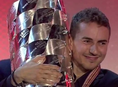 Jorge Lorenzo risponde ai critici su Twitter: "Vieni tu a vincere. Ma taci"