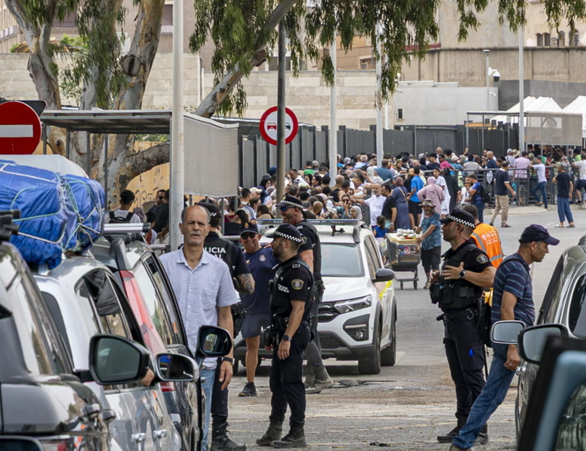 Ceuta, "Allah Akbar" e l'attacco ai poliziotti: immigrati fuori controllo
