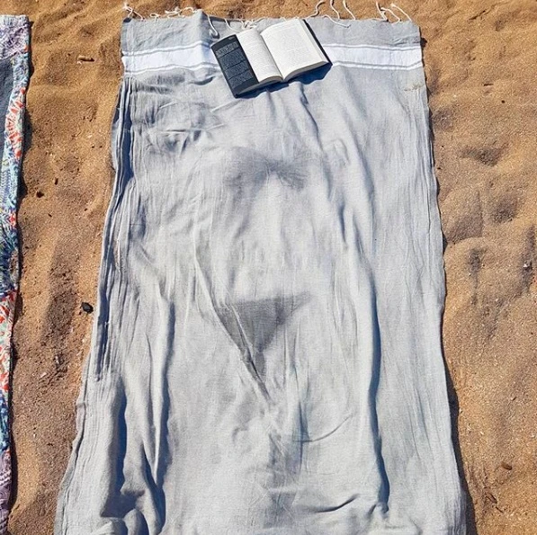 Romina Power, la foto pazzesca: gli slip come non li avete mai visti. Si sdraia in spiaggia, e...