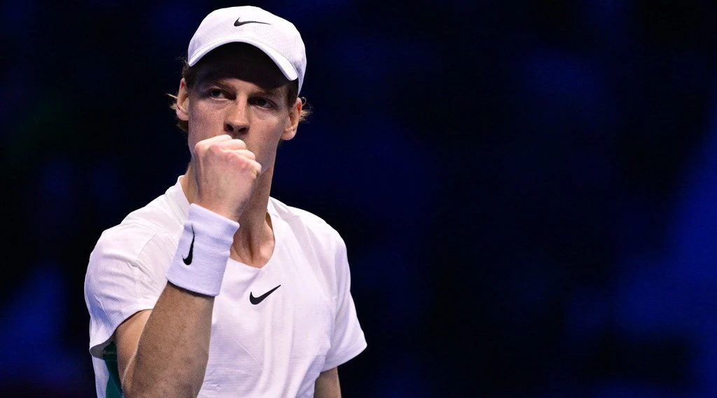 Jannik Sinner scrive la storia del tennis italiano: liquida Medvedev, è in finale agli Atp Finals