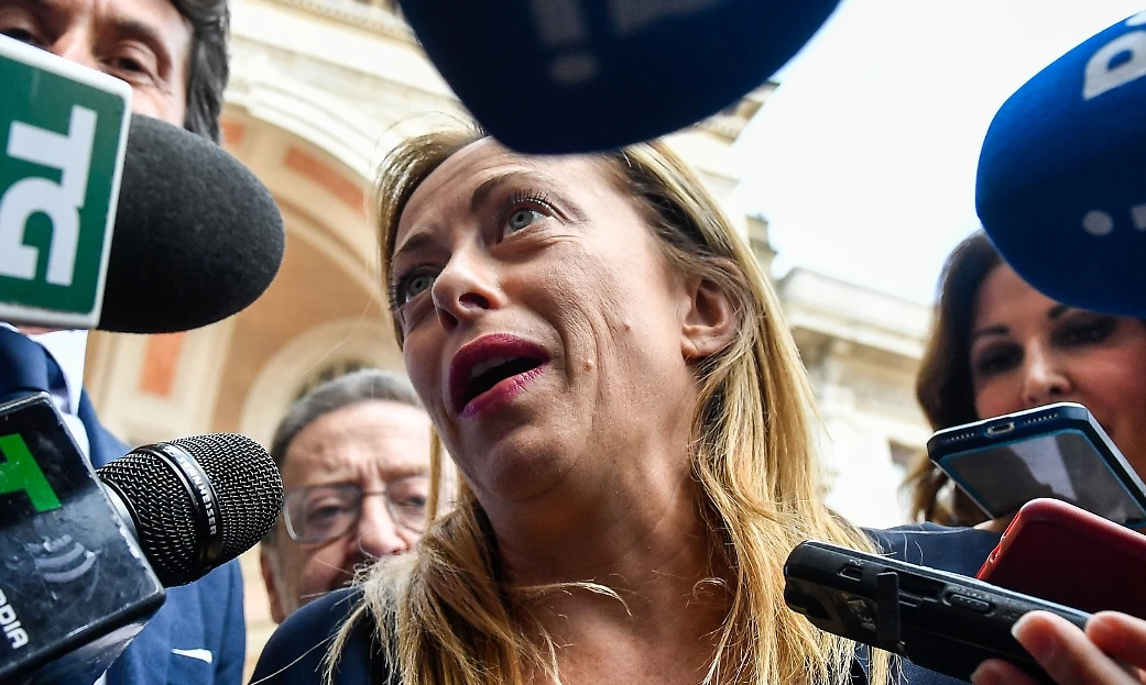 Giorgia Meloni scoperchia lo schifo: "Come i rom riducono le vecchiette..."
