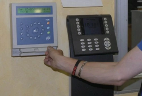 Assenteismo, arrestati dipendenti comunali: timbravano per i colleghi