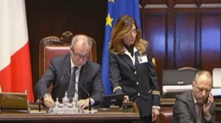 Giorgia Meloni indagata, sciacallata di Fratoianni alla Camera: in aula si scatena il caos