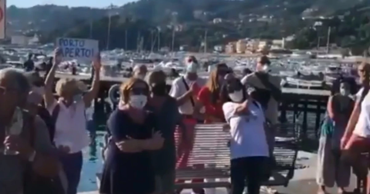Matteo Salvini accolto dal "concertino" dei contestatori: "Volete i porti aperti? Ospitate un migrante a casa allora"
