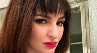 Arisa in bikini e il primo piano scandaloso? "Cosa c'è dietro. Forse...". Foto inquietante