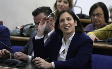 https://media.liberoquotidiano.it/3MyT562t1r5m2P8AG2eXvOJopDPd5AKjMoRPOaBdyPI/width:800/quality:90/aW1hZ2VzLzIwMjYvMDUvMTkvMTMwNzU3OTQ0LTM5MTZlZWMxLWFiYjQtNDdhZi1iNzlmLTIzYWQwYjE4MTFkNi5qcGc.webp