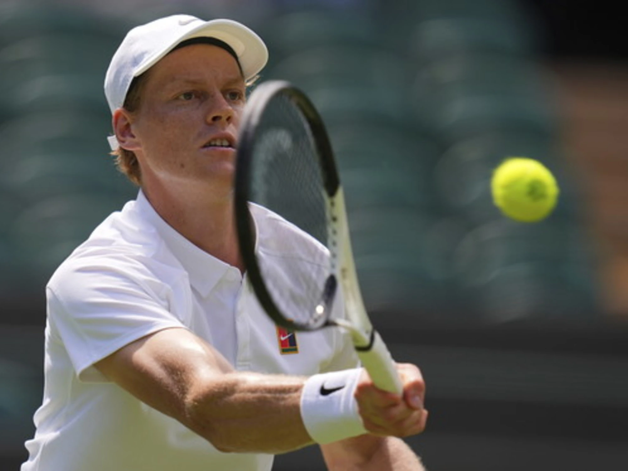 Jannik Sinner impensabile: prima distrugge Luca Nardi, poi lo "coccola"