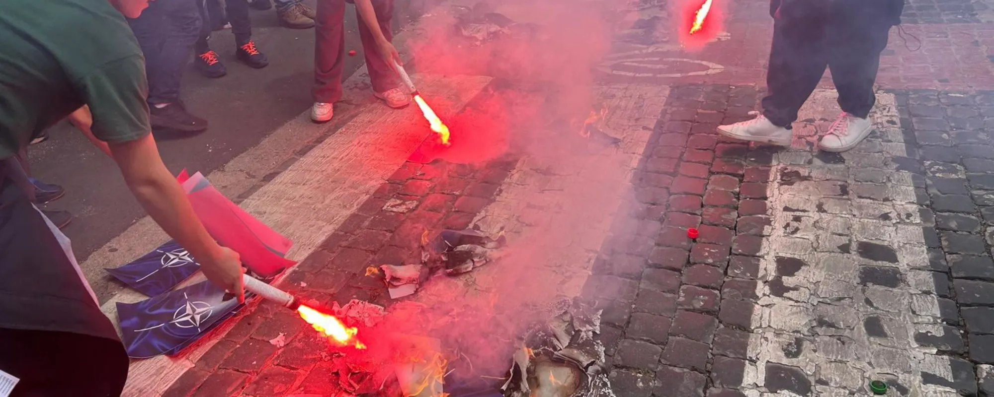 Sfregio rosso a Verbania, per cosa scendono in piazza i compagni