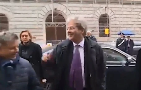 Paolo Gentiloni alla cittadina che lo ringrazia per aver salvato il Paese: "Eh, addirittura..."