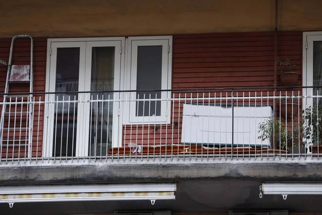 La foto della bara sul balcone di Napoli che impazza su Facebook
