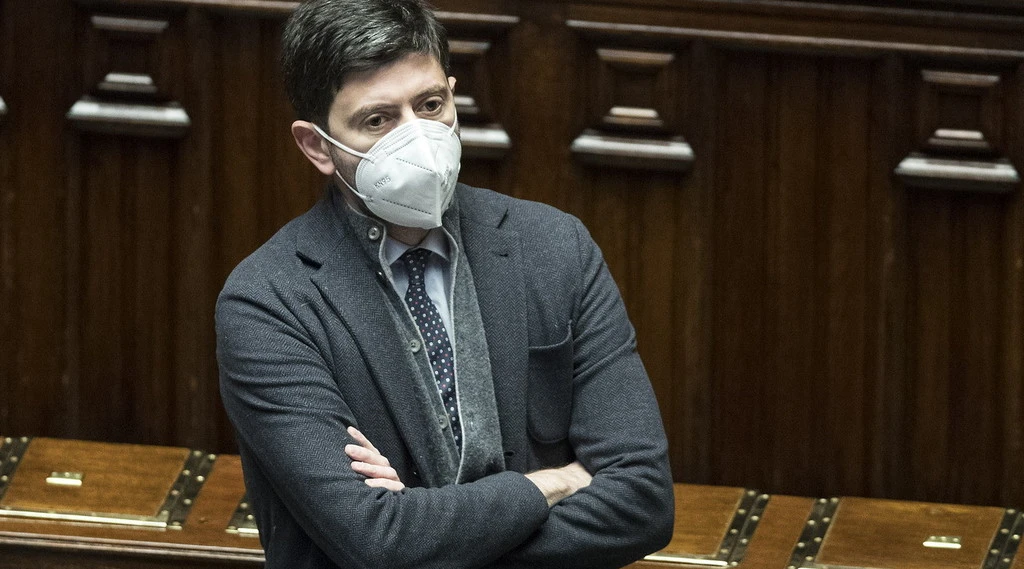 Dpcm, Roberto Speranza: "Coprifuoco e chiusure alle 18 almeno fino al 15 gennaio". Linea del rigore, rissa con le Regioni