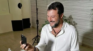 Stasera Italia, Matteo Salvini critica l'atteggiamento del governo sulla questione immigrazione in Sicilia: "Gli sbarchi sono passati da 4.000 a 18.000"