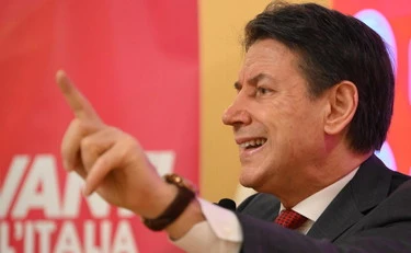 Giuseppe Conte, un imbarazzante delirio: "Perché Giorgia Meloni si occupa di Sanremo"
