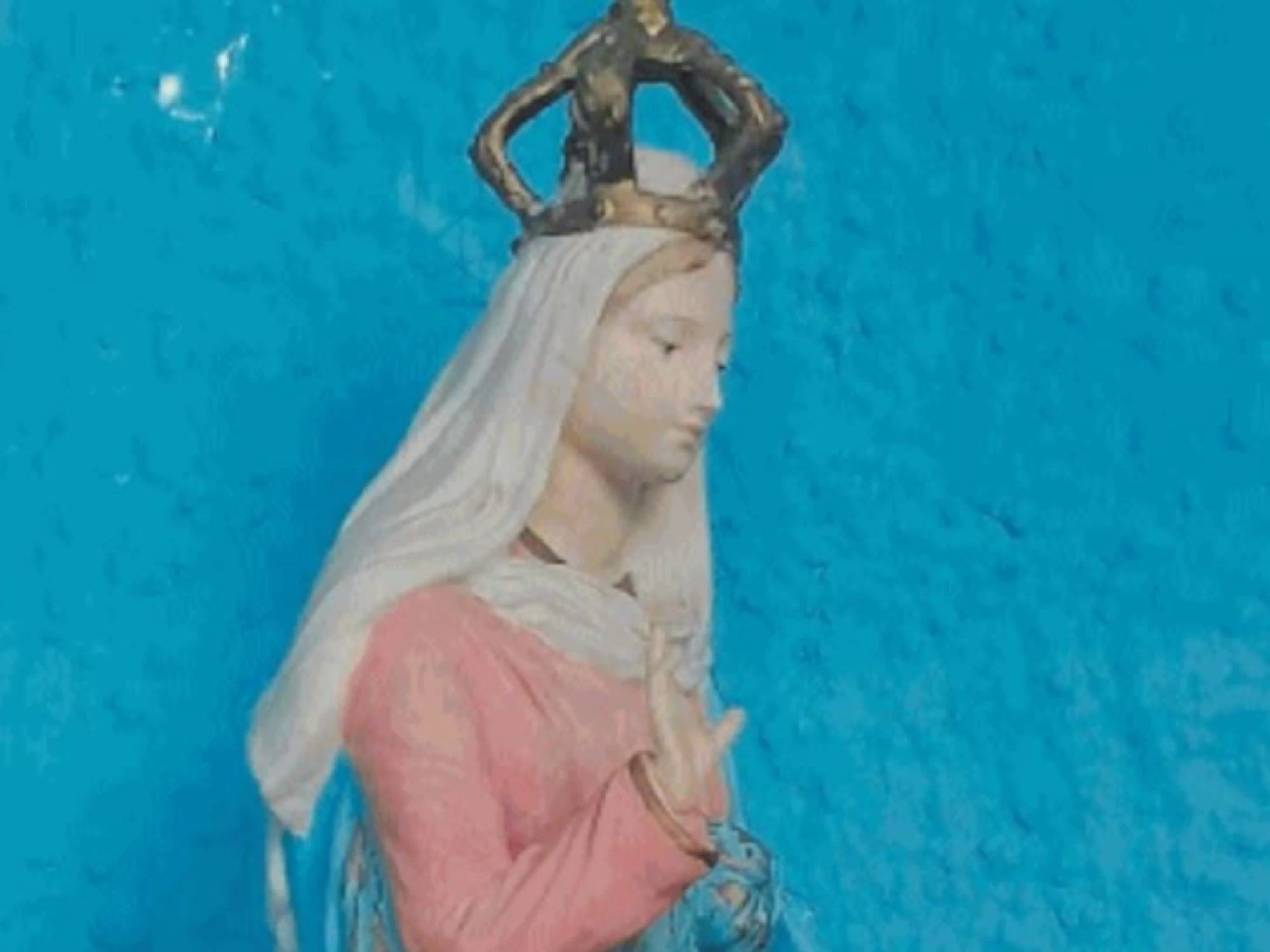 Milano, sfregio alla Madonnina: decapitata e coperta di bestemmie