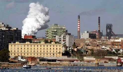 Taranto, l&apos;inquinamento è un dramma: casi di tumore raddoppiati, Ilva all&apos;angolo
