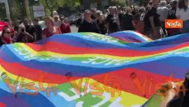 Leggi l'articolo: Bandiera della pace gigantesca sventola durante il corteo del 25 aprile a Roma